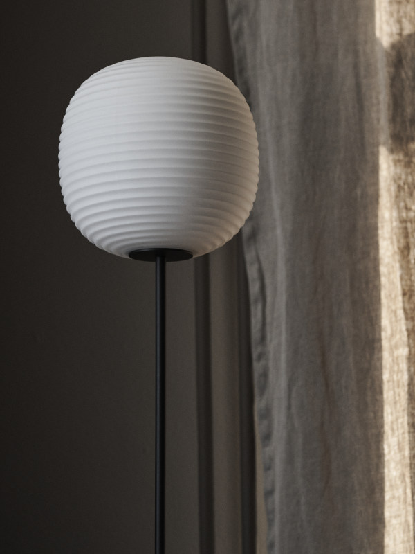 New Works Lantern Floor Lamp Medium Svart Miljöbild 1 Sävedalens Belysning